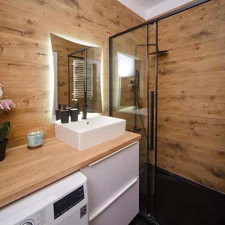 Maya's Flats & 104 - Letnica