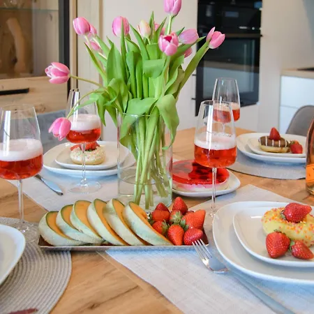 Maya's Flats & 104 - Letnica *